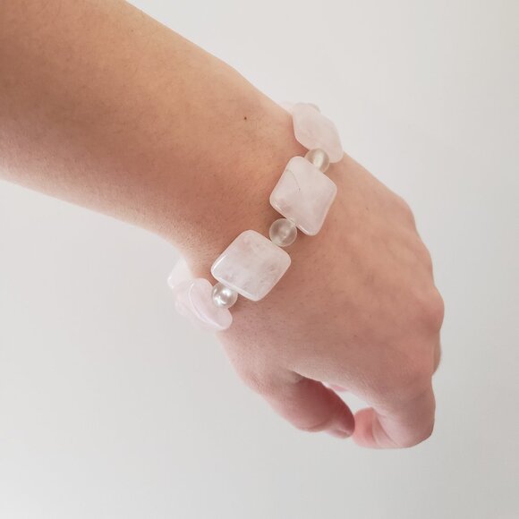 Pink and white elastic beaded bracelet - Picture 2 of 6